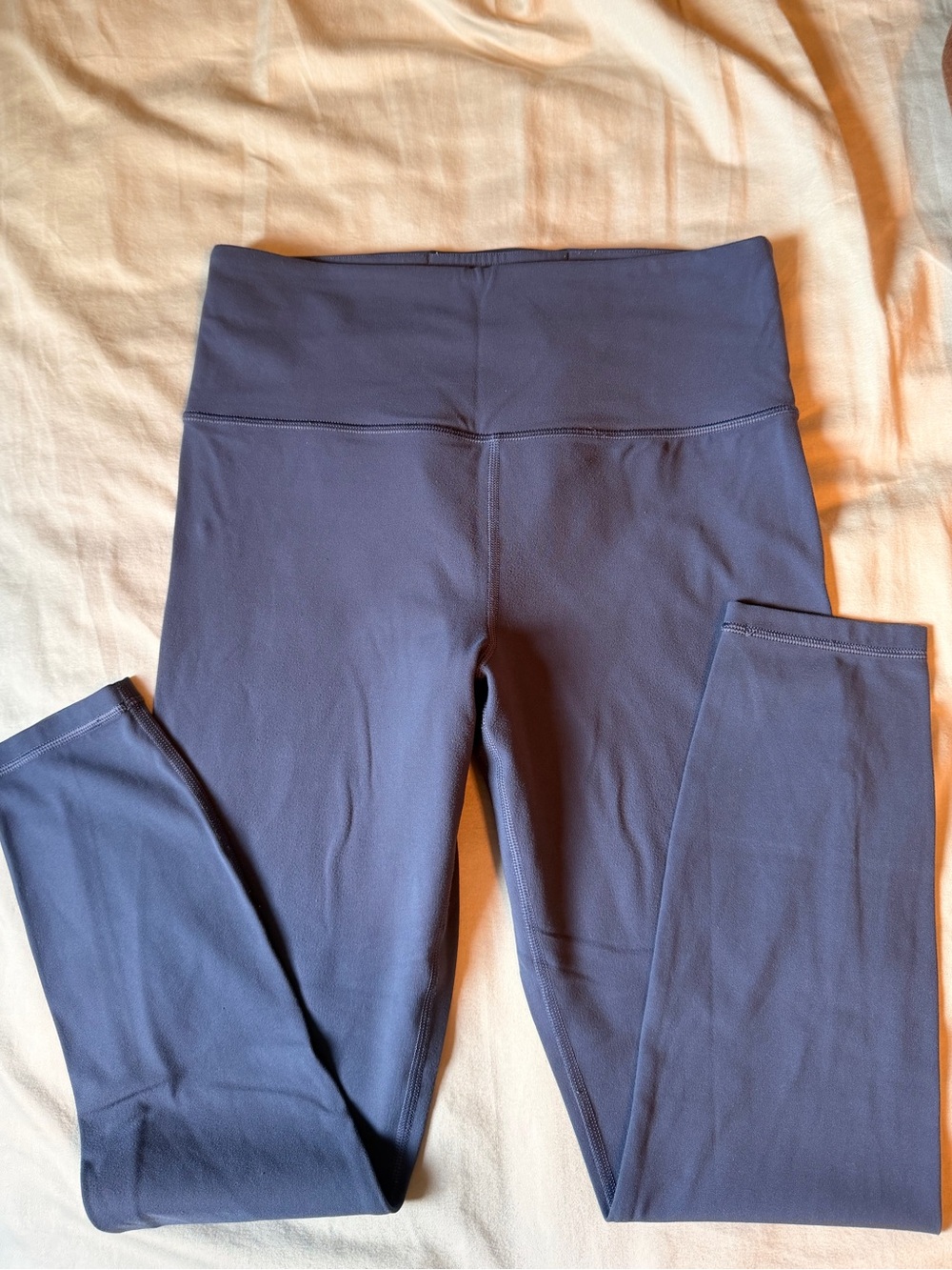 Athleta Ultra High Rise 7/8 Tight leggings
Blue/purple color